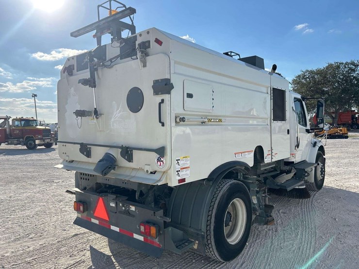 2020-freightliner-m2-106-image-5