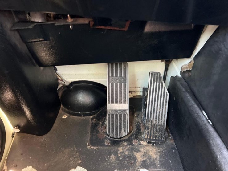 2015-mack-leu633-image-38