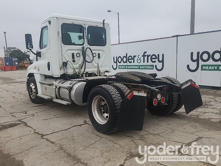 2019-freightliner-cascadia-image-3