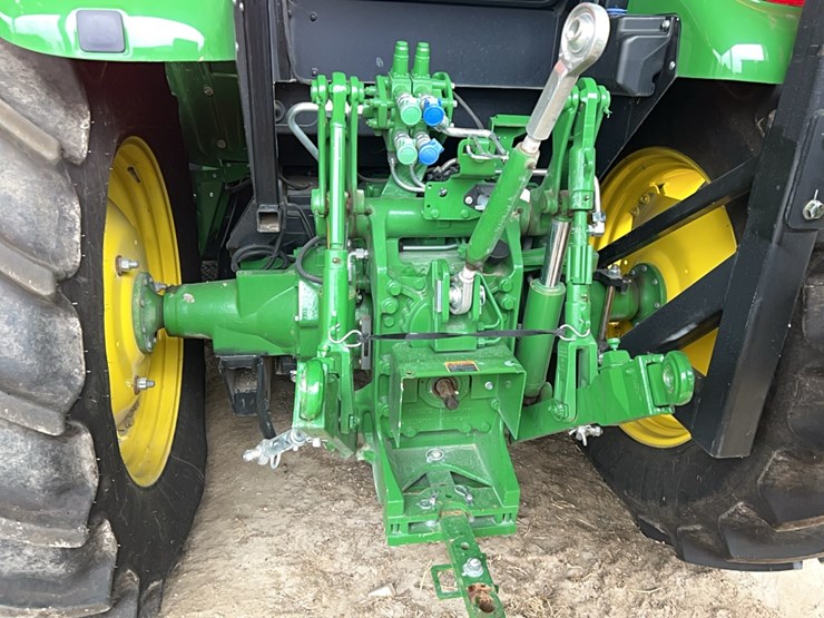 john-deere-6135e-image-17