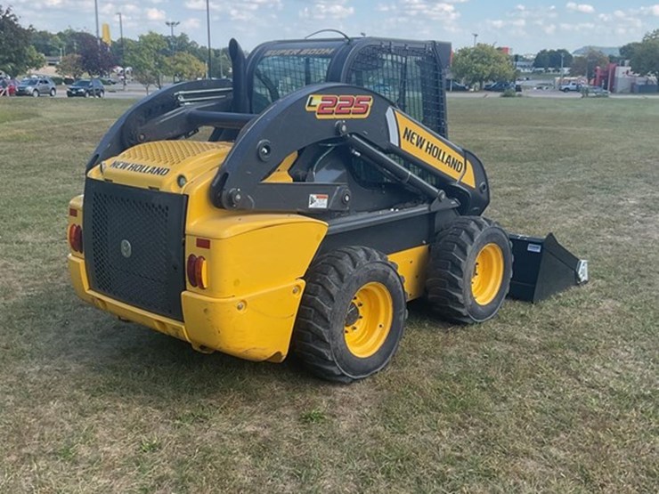 2012-new-holland-l225-image-5