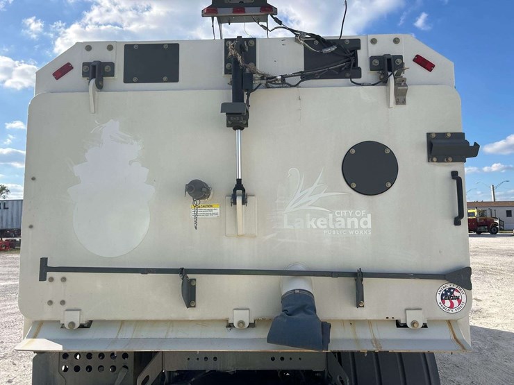 2020-freightliner-m2-106-image-25