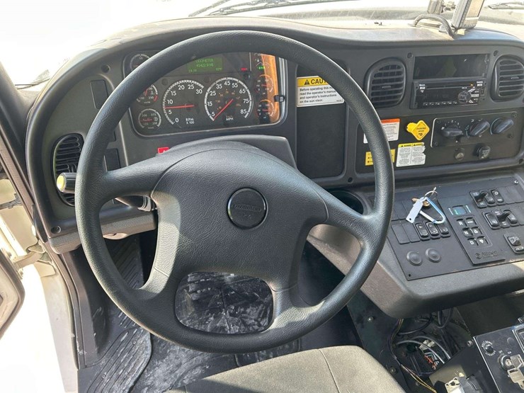 2020-freightliner-m2-106-image-10