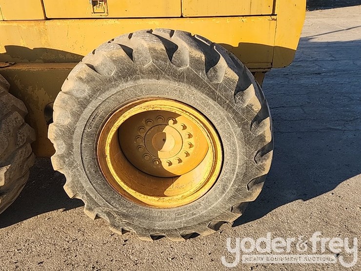 1995-deere-670b-image-11