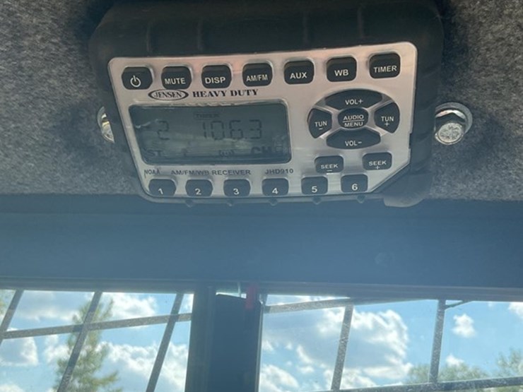 2012-new-holland-l225-image-24