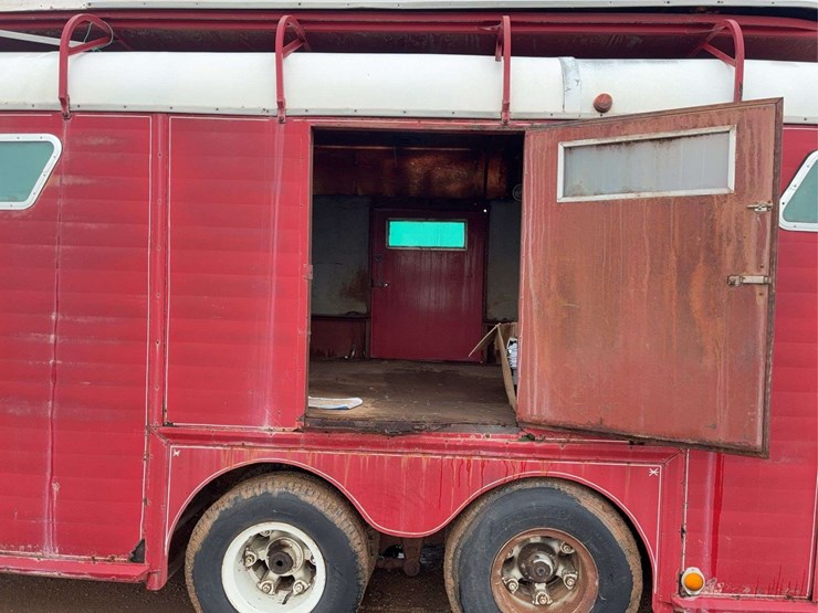 horse-transport-5th-wheel-livestock-trailer-image-37