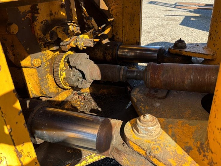 1985-john-deere-640c-image-19