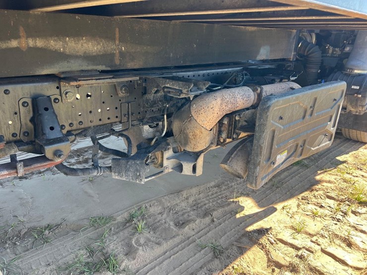 2015-isuzu-nrr-image-16