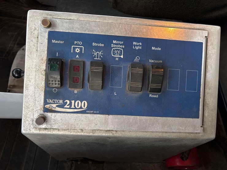 2017-freightliner-114sd-image-39