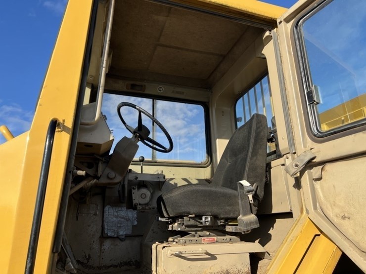 1990-caterpillar-d30d-image-18