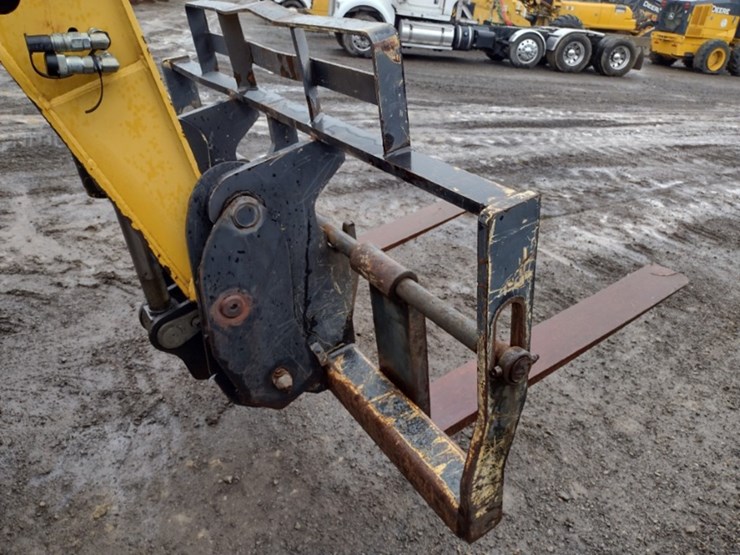 7-caterpillar-tl943-image-17