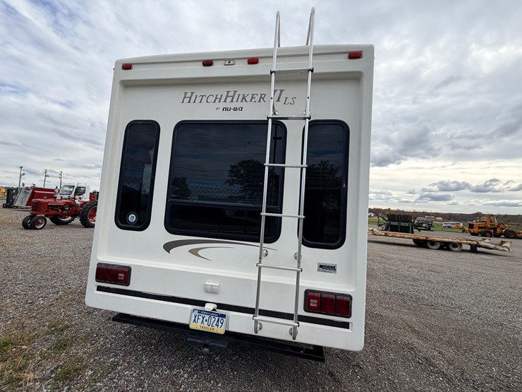 #2250-•-2005-nu-wa-hitchhiker-ii-ls-fifth-wheel-travel-trailer-image-7