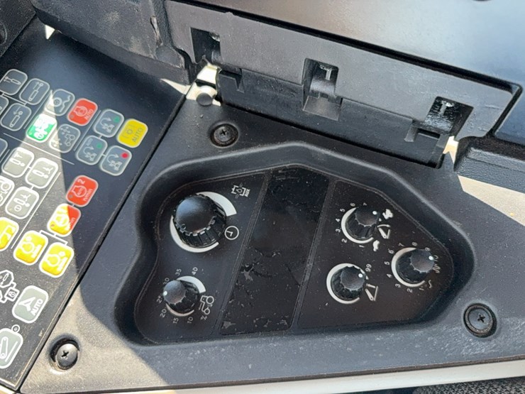 2017-case-ih-magnum-250-image-105