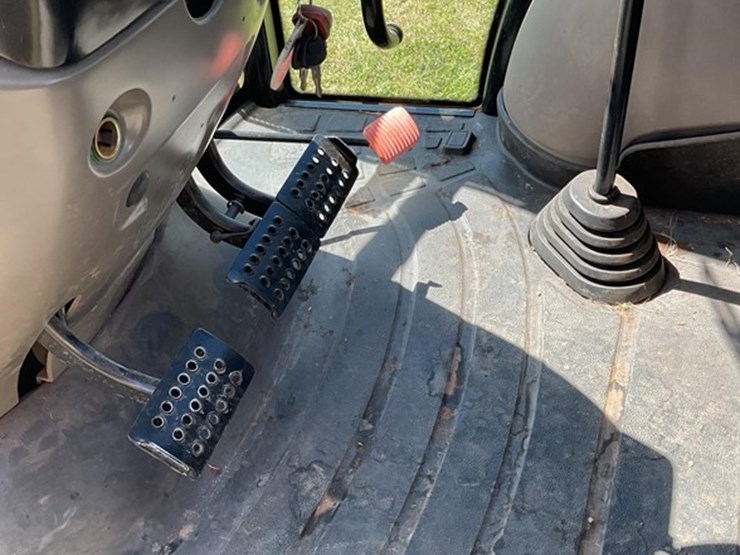 2015-case-ih-farmall-140a-image-17