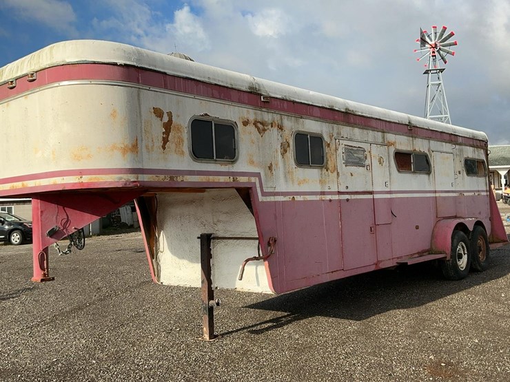 #2150-•-turnbow-gooseneck-4-horse-trailer-image-1