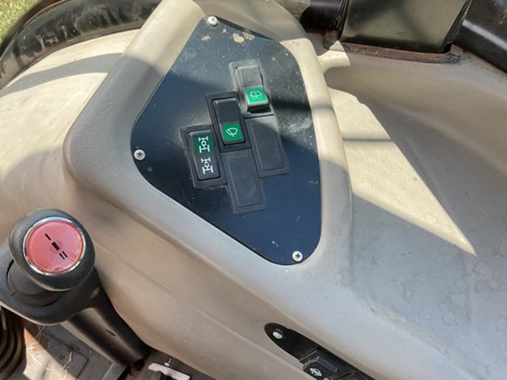 2015-case-ih-farmall-140a-image-18