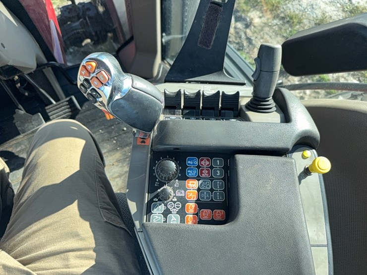 2017-case-ih-magnum-250-image-96