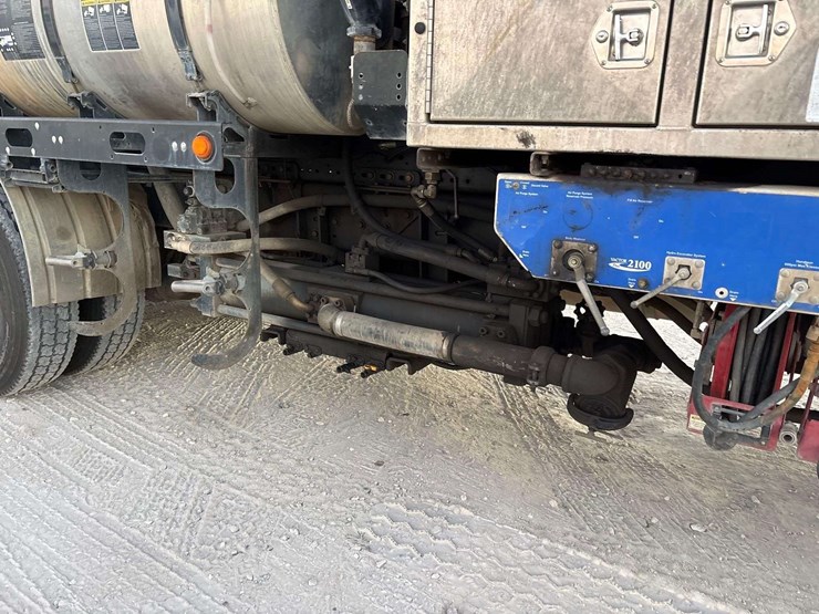 2017-freightliner-114sd-image-16