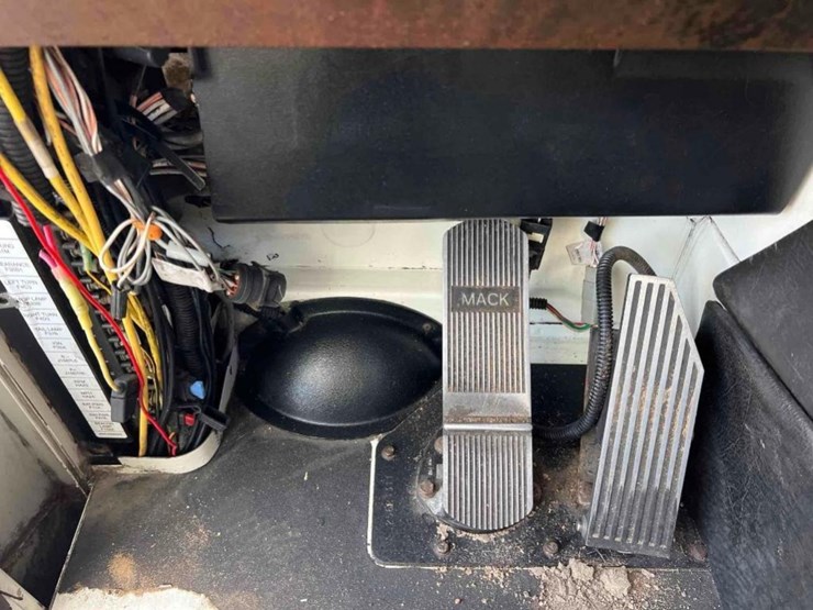 2013-mack-leu633-image-37