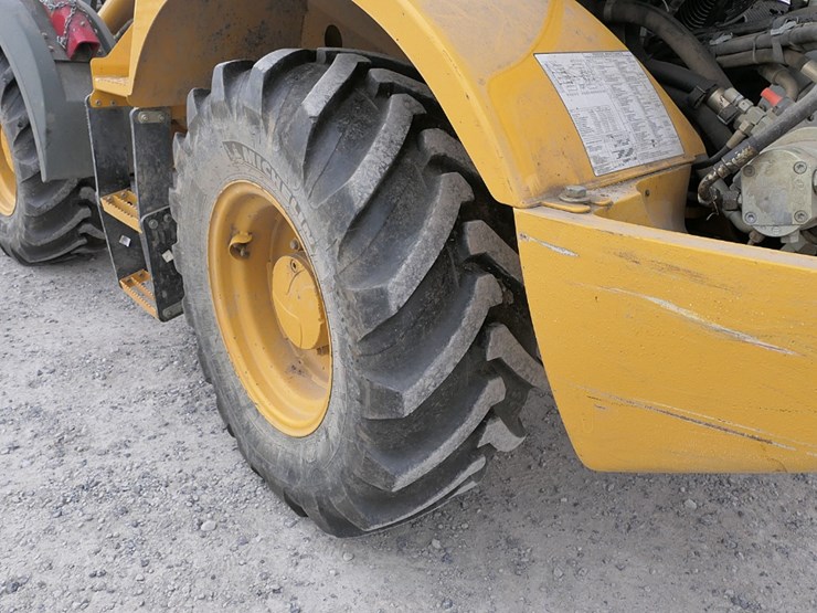 2012-deere-324j-image-12