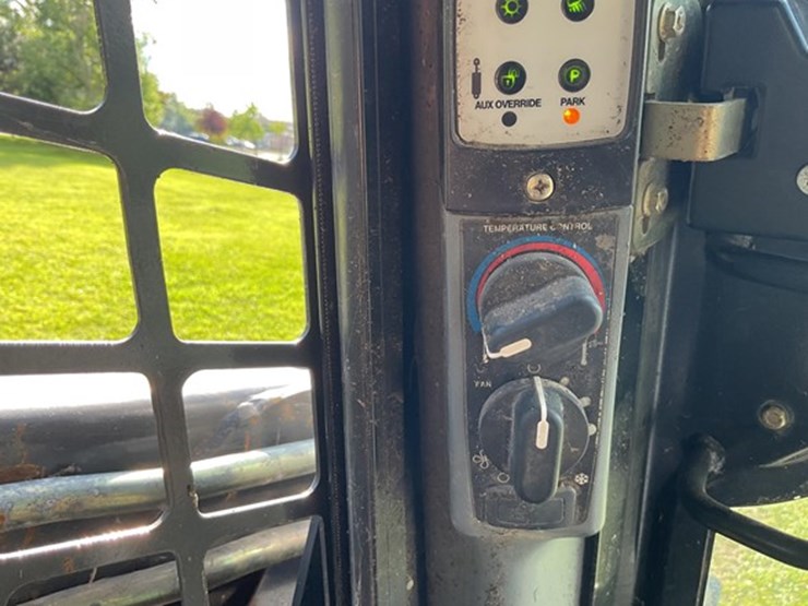 2007-new-holland-l185-image-27