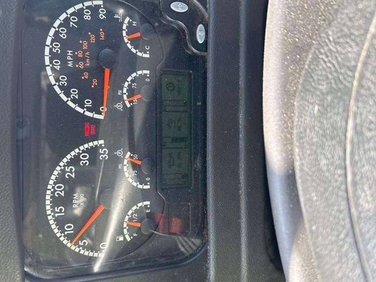 2020-freightliner-m2-106-image-15