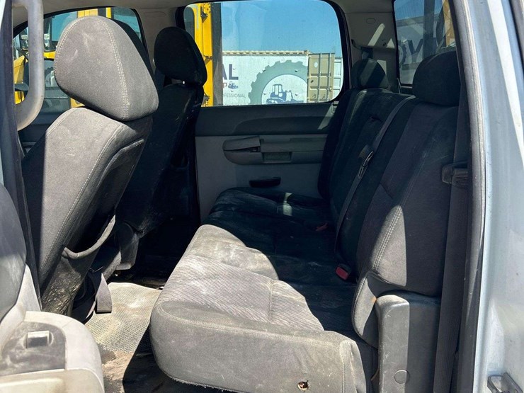 2014-chevrolet-silverado-3500-image-21