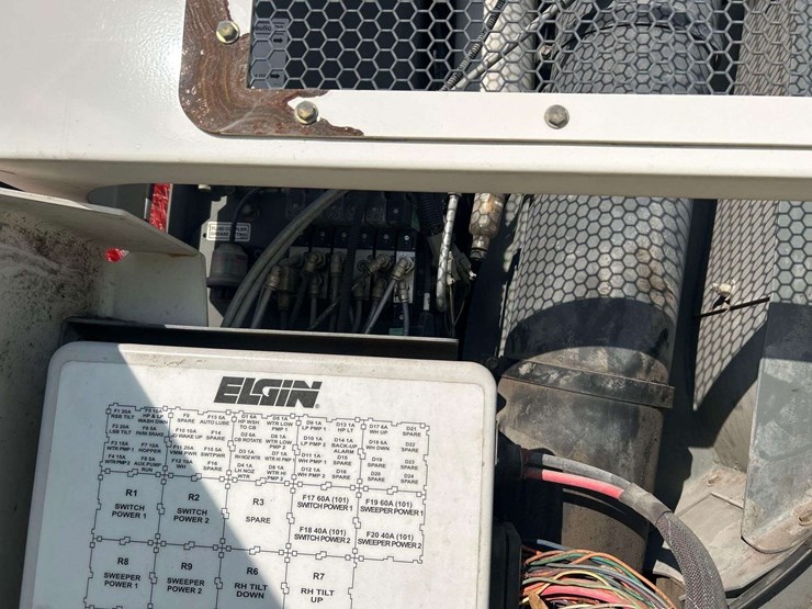 2020-freightliner-m2-106-image-22