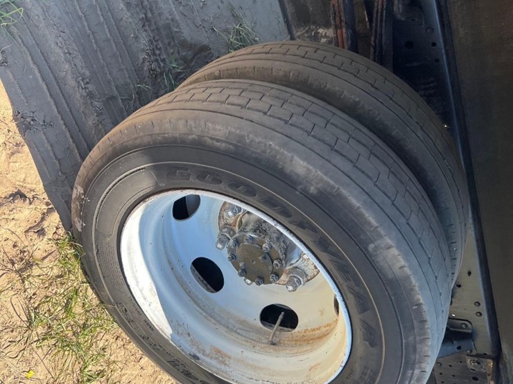 2015-isuzu-nrr-image-15