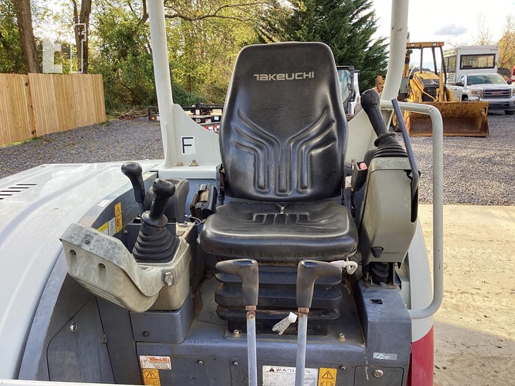 2018-takeuchi-tb240-image-16