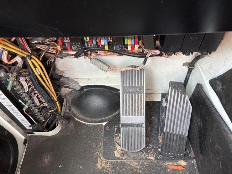 2015-mack-leu633-image-23
