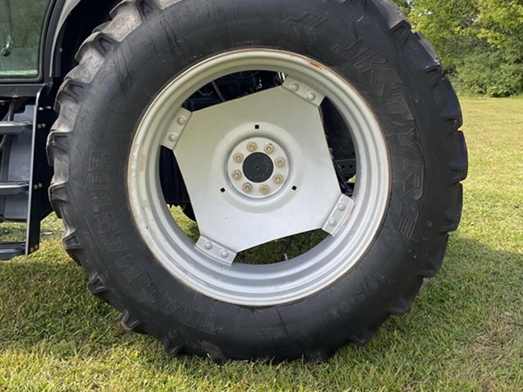 2015-case-ih-farmall-140a-image-10