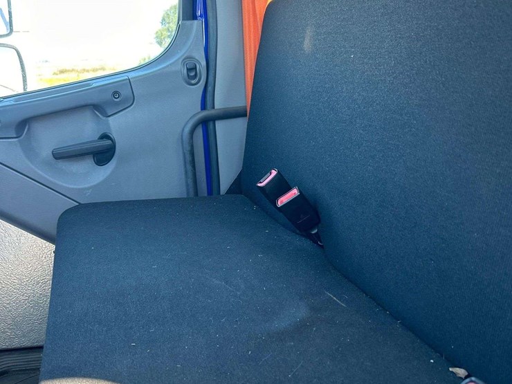 2018-freightliner-m2-106-image-24