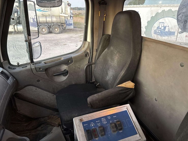 2017-freightliner-114sd-image-41