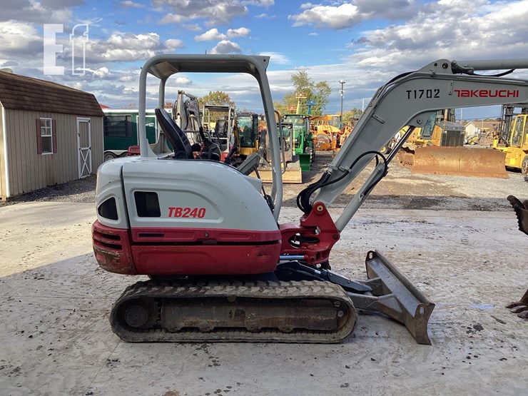 2018-takeuchi-tb240-image-5