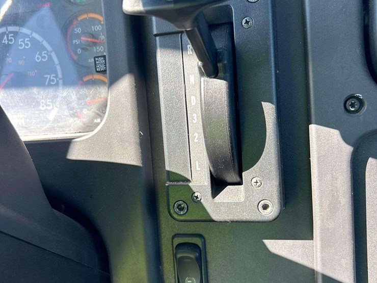 2018-freightliner-m2-106-image-17