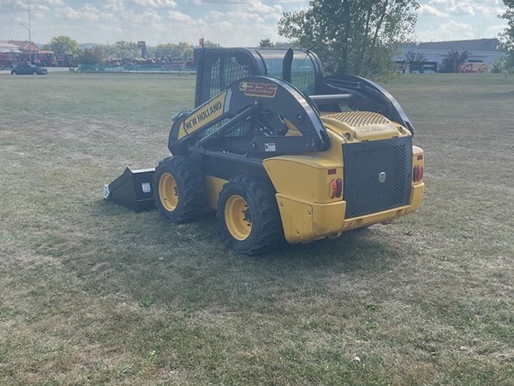 2012-new-holland-l225-image-3