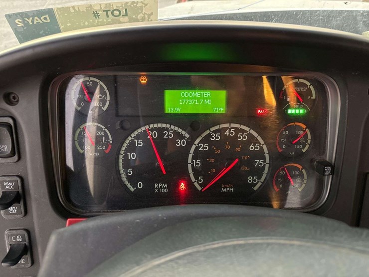 2017-freightliner-114sd-image-37