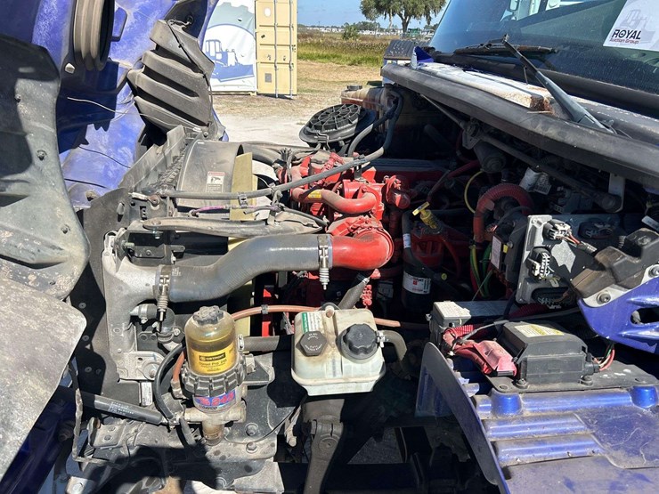 2018-freightliner-m2-106-image-9