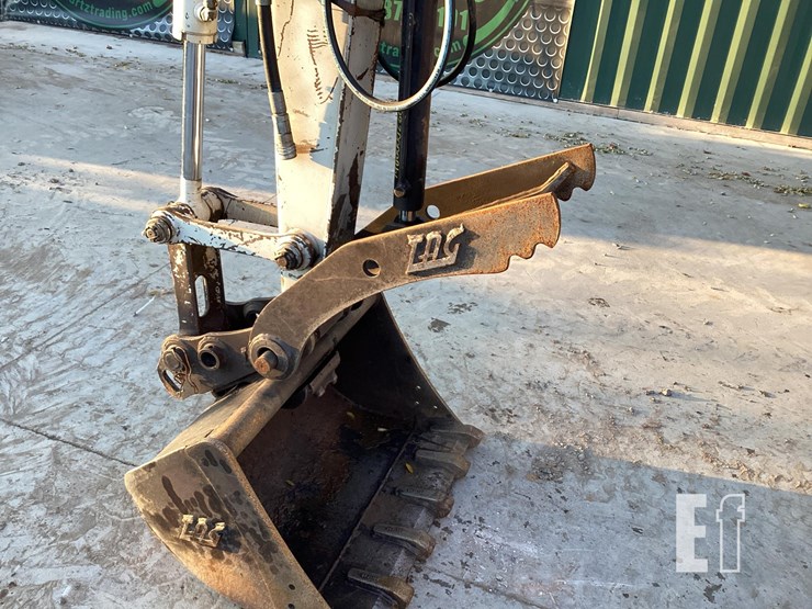 2015-takeuchi-tb260-image-10