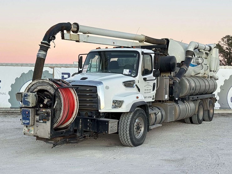 2017-freightliner-114sd-image-1