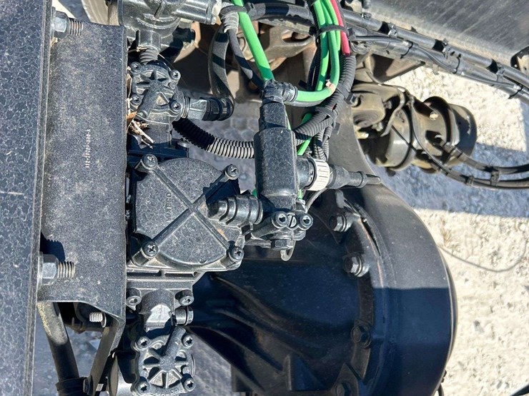 2018-freightliner-m2-106-image-29