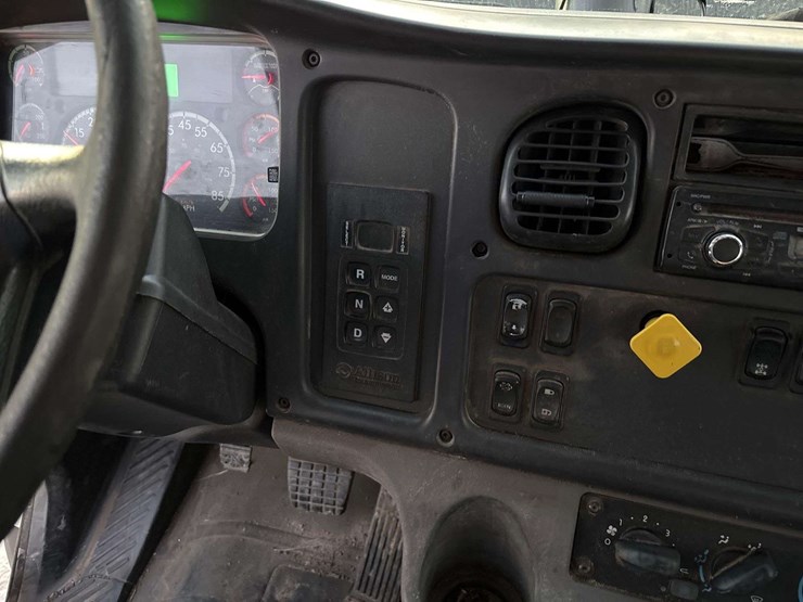 2017-freightliner-114sd-image-36