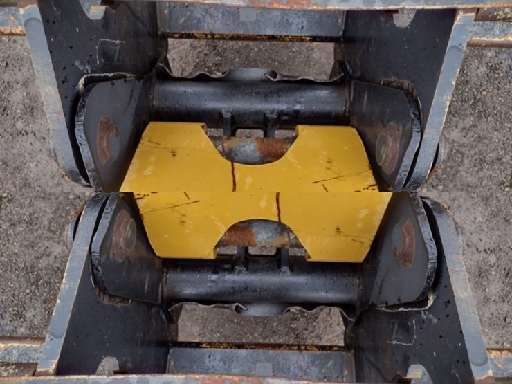 7-caterpillar-tl943-image-15