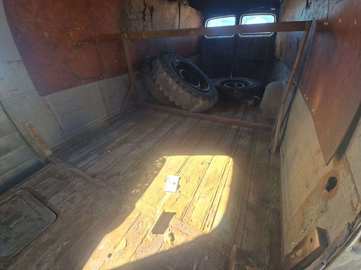 1949-chevrolet-suburban-image-11