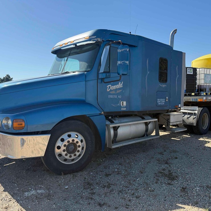 2000 Freightliner FL120 Century Class Semi