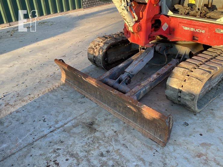 2015-takeuchi-tb260-image-12