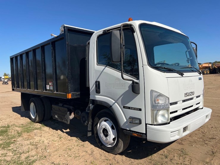 2015-isuzu-nrr-image-6