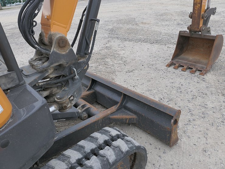 2019-case-cx37c-image-17