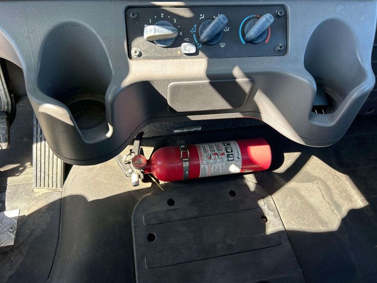 2018-freightliner-m2-106-image-21